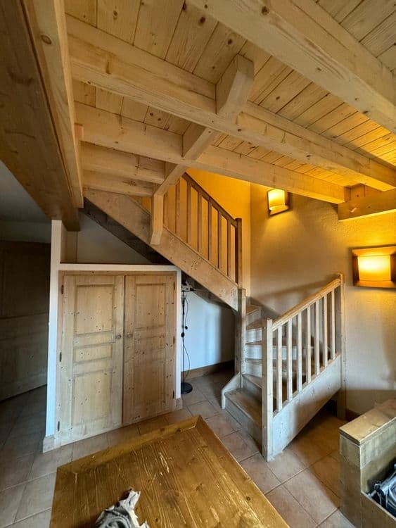 Escaliers, mezzanines, cages d'escalier, balcons...